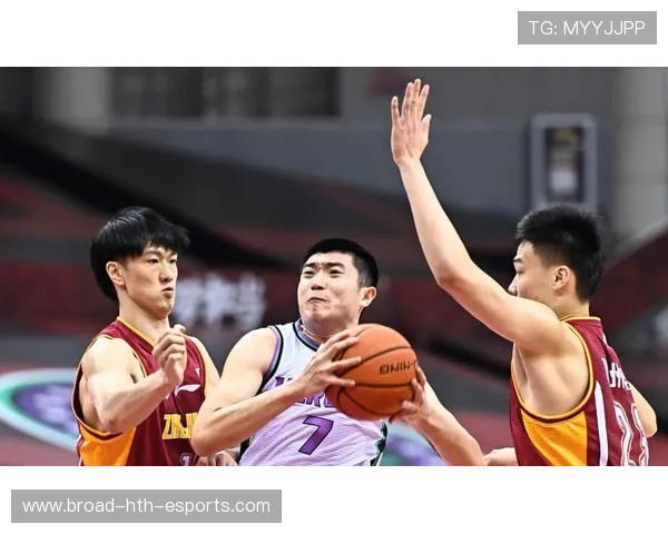 球员在训练中突破技术难点获得教练肯定,持球队员突破后 球员在训练中突破技术难点获得教练肯定,持球队员突破后