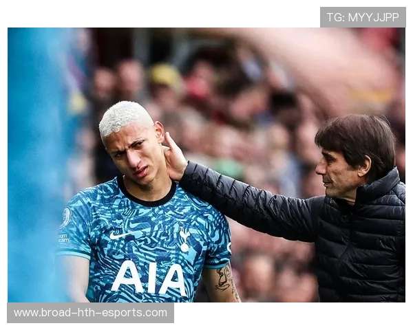 理查利森抢点头球偏出，热刺错失领先，理查尔利森球衣号码